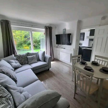 Lovely 2-Bed Apartment In Knowle Σόλιχαλ Εξωτερικό φωτογραφία
